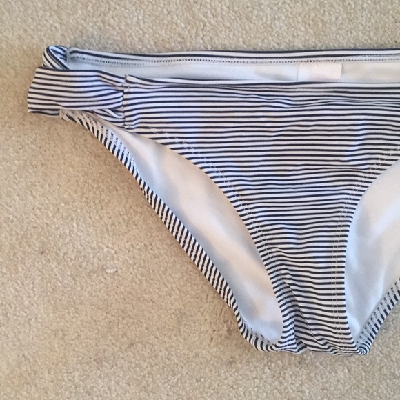 Bikini - Picture 2 of 7